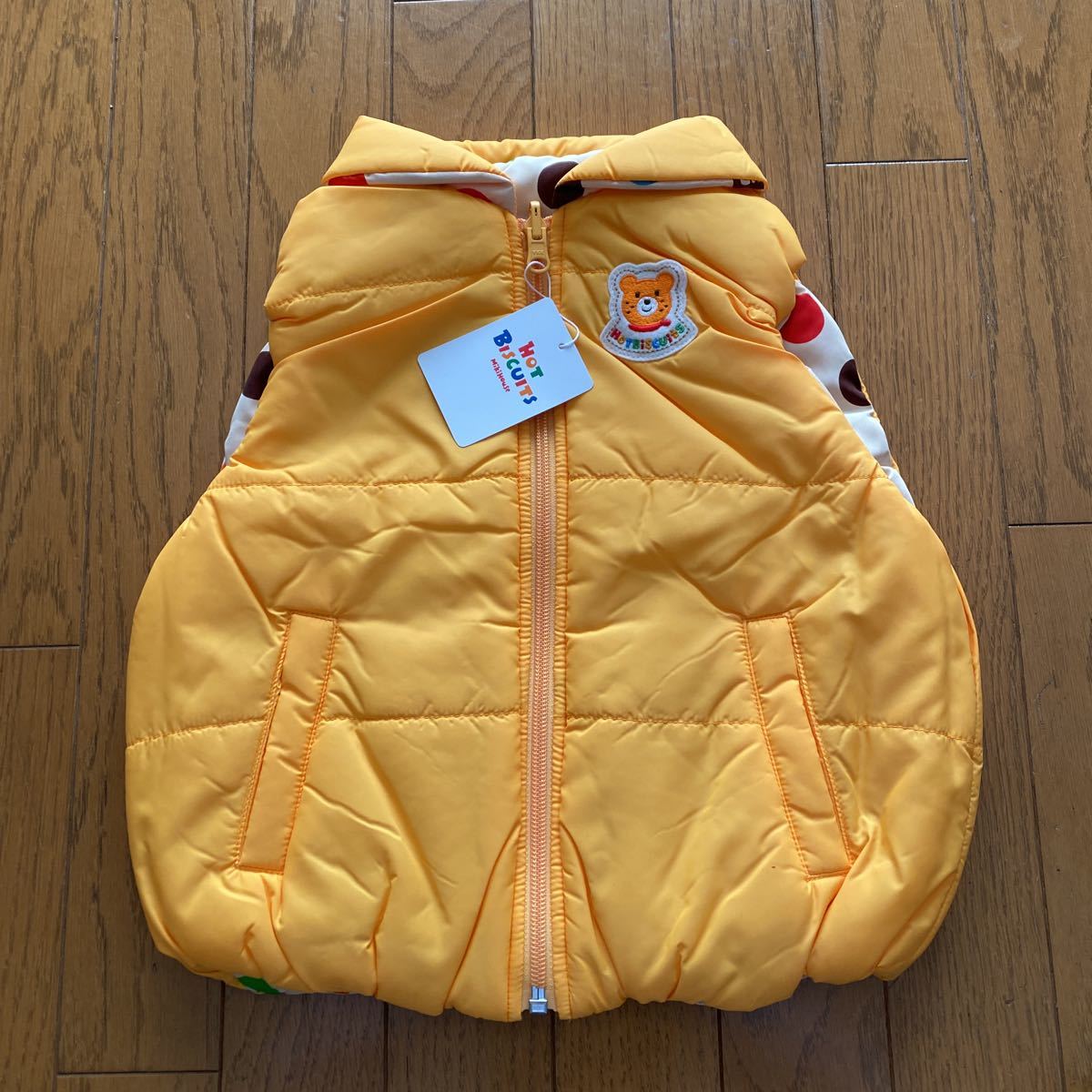 未使用 月 日まで特別価格 即決 新品 ミキハウス リバーシブル中綿入りベスト 黄 HOT BISCUITS ダウンベスト
