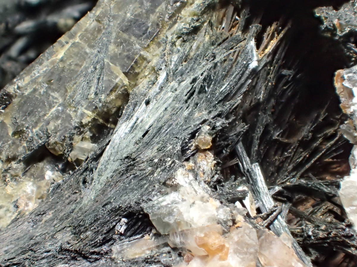 甲武信鉱山 緑簾石 希少‼️ 緑 簾 石