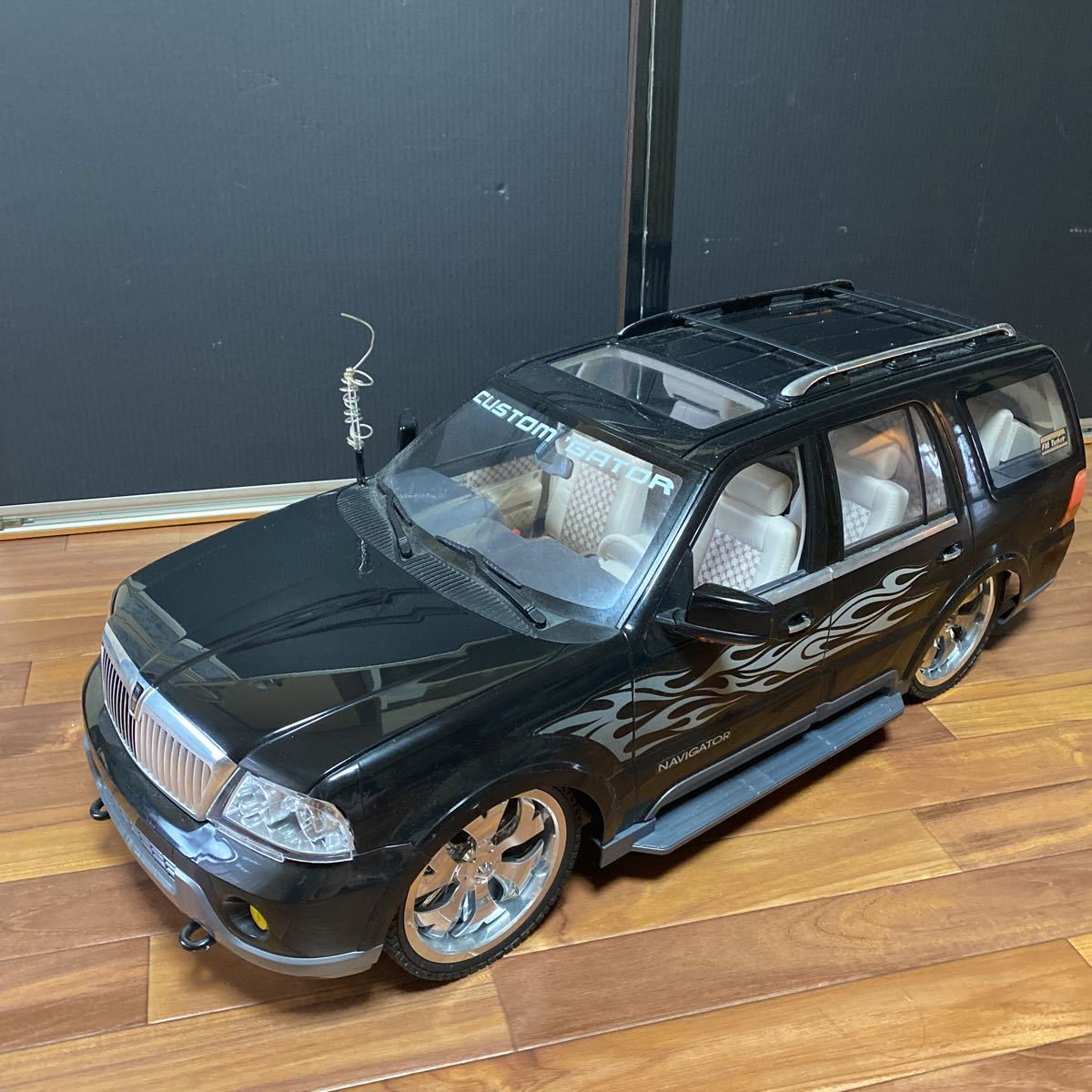 リンカーン ナビゲーター 1/6スケールラジコン