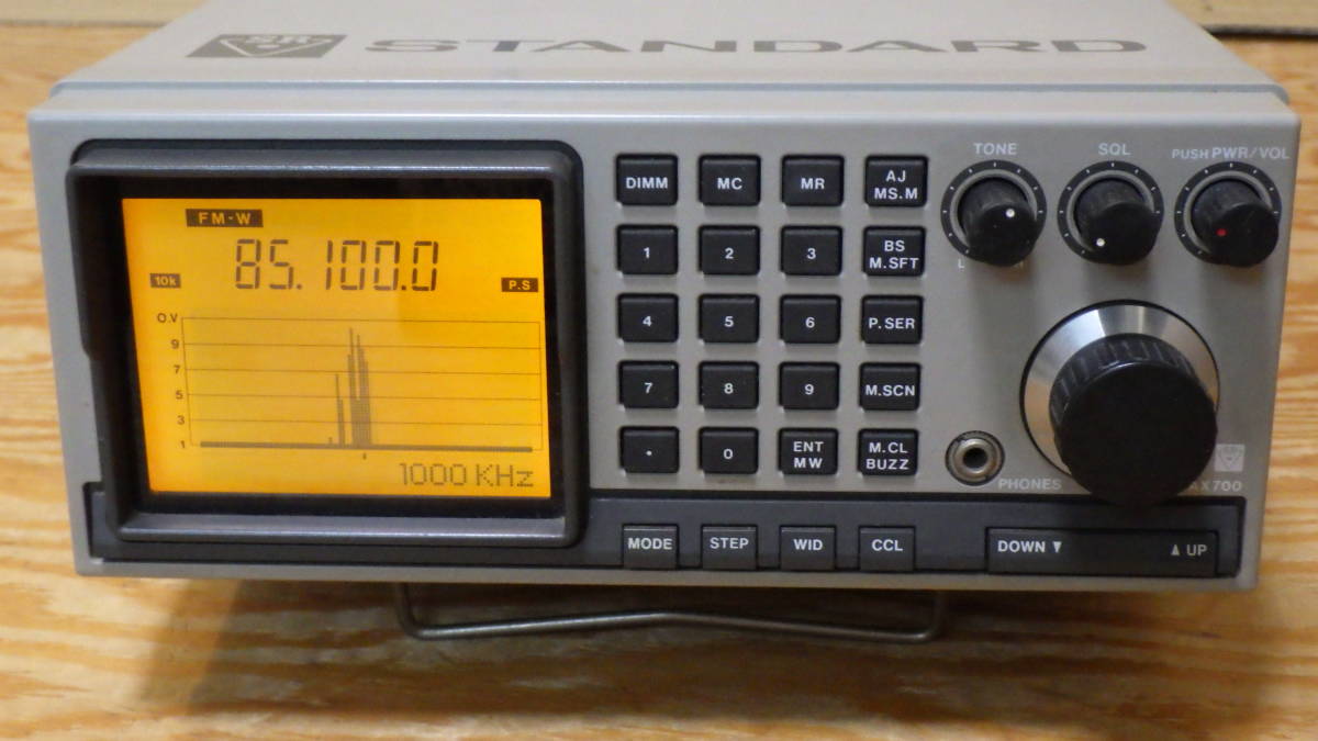 【傷や汚れあり】AX700 STANDARD ワイドバンドレシーバー ACアダプタ/ロッドアンテナ付 50~905MHzフルカバー ...