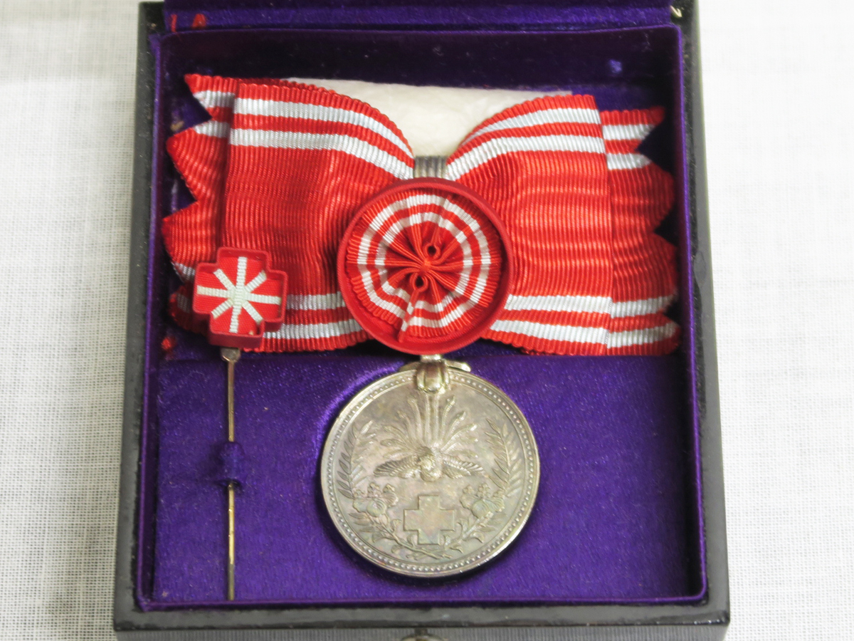 日本赤十字社 勲章 明治21年 古美術日本赤十字社 銀色有功章 バッジ