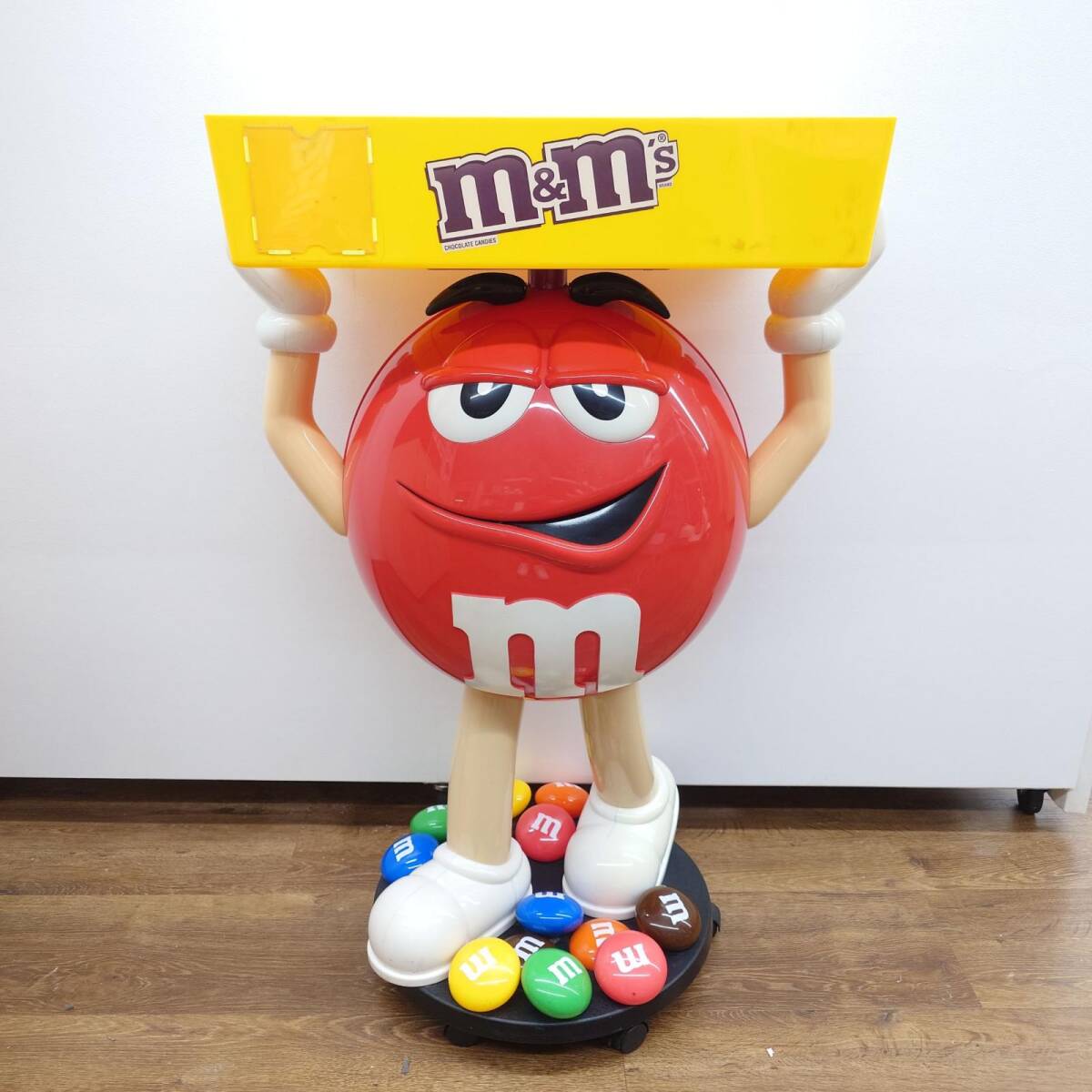 【傷や汚れあり】【中古品】M&M's RED エムアンドエムズ レッド フィギュア ディスプレイ 全高：約106cm 【店頭受取可】の落札情報 ...