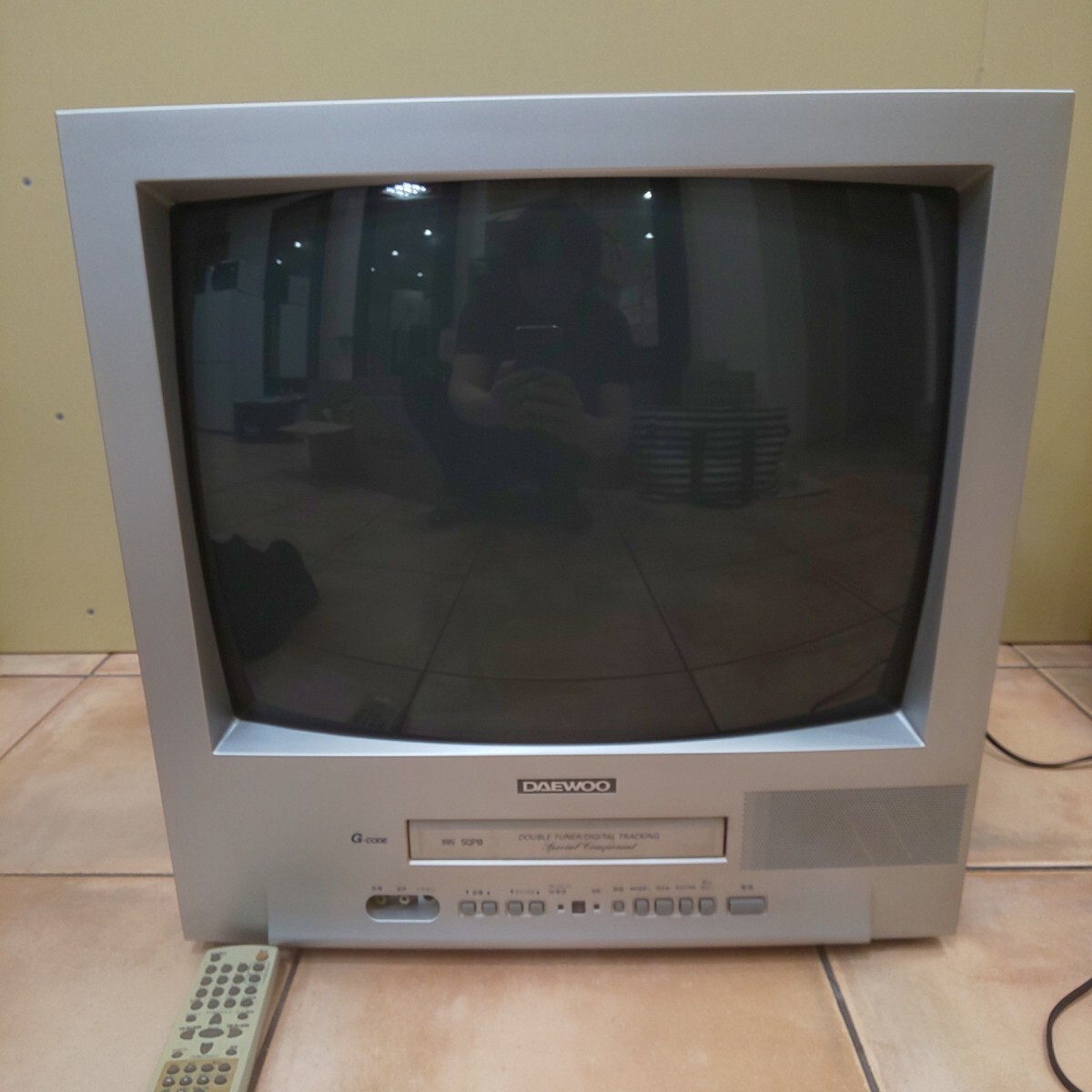 シャープ　テレビ付きビデオ　VT-14GH10　2003年製　中古品 Sharp Color TV with Built-in VHS Player - Model VT-14GH10 - Retro