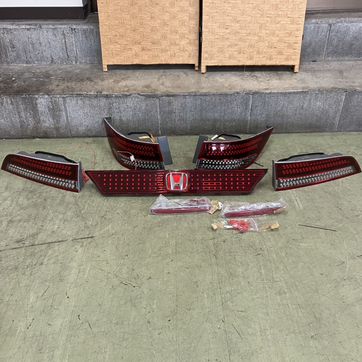 B2488 美品 アルファード 30 後期 右テールライト フィニッシャー 