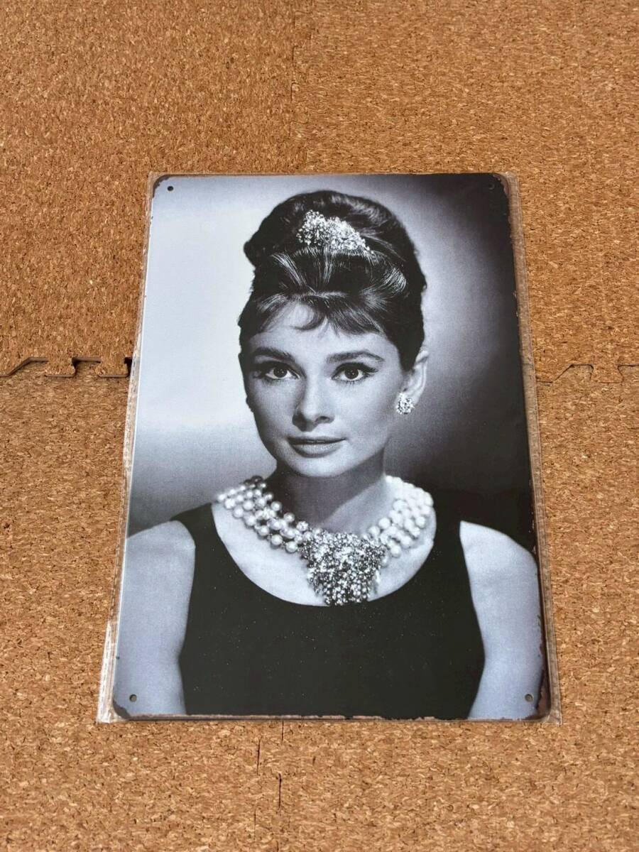 オードリー・ヘプバーン Audrey Hepburn 直筆サイン入り写真 証明書