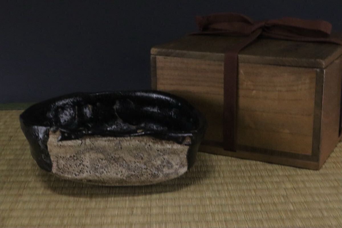 ∇花∇桃山時代後期 瀬戸十作【佐助】作 瀬戸黒(織部黒)沓茶碗 蕨印