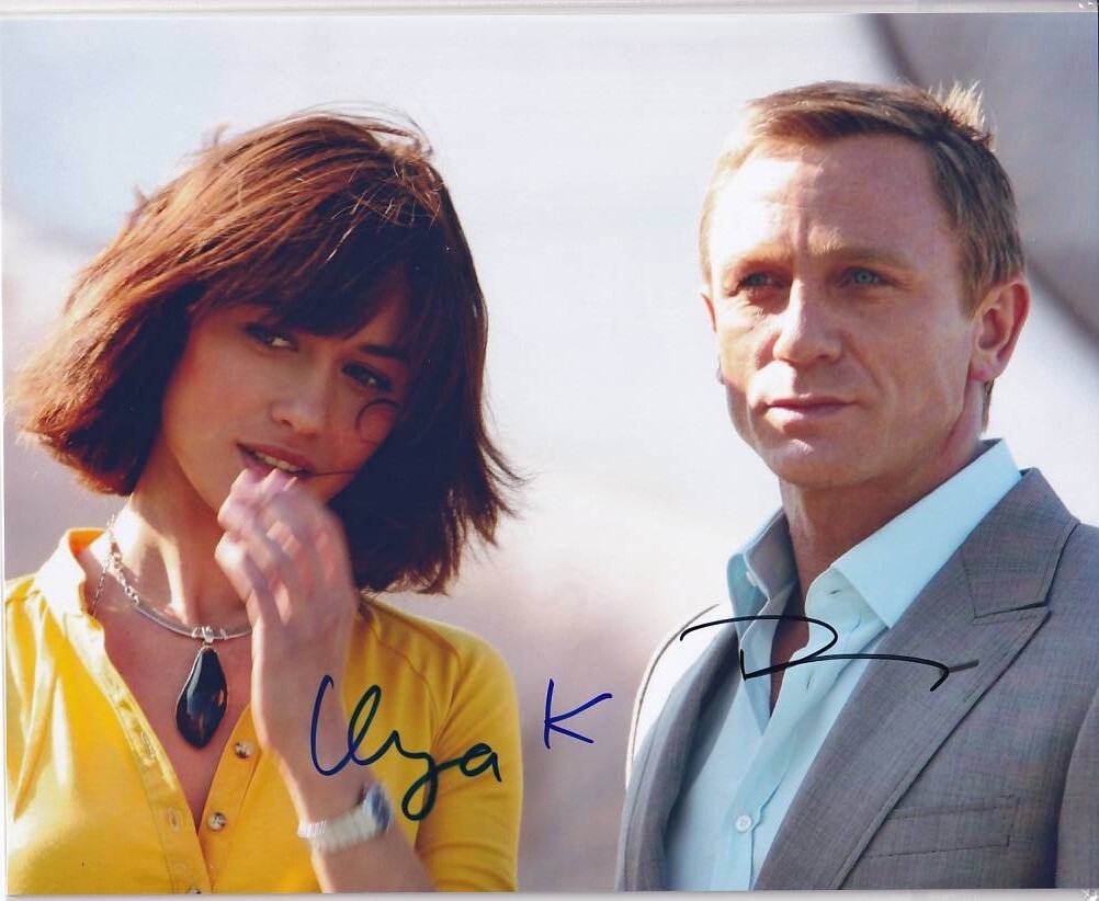 ダニエル・クレイグとオルガ•キュリレンコ直筆サイン入り2Lサイズ写真… B オルガ・キュリレンコOlga Kurylenko 直筆サイン写真 証明書COA 2の