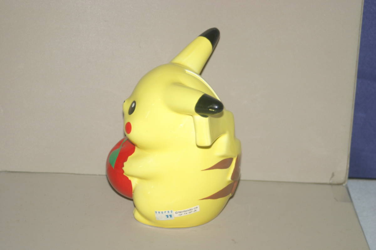 ポケモン ピカチュウ 貯金箱 陶器製 約13cm りんごを持った