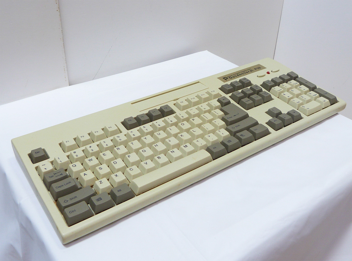台湾 珍品 ファミコン互換機 UFO（珍品】キーボード型 ファミコン互換 