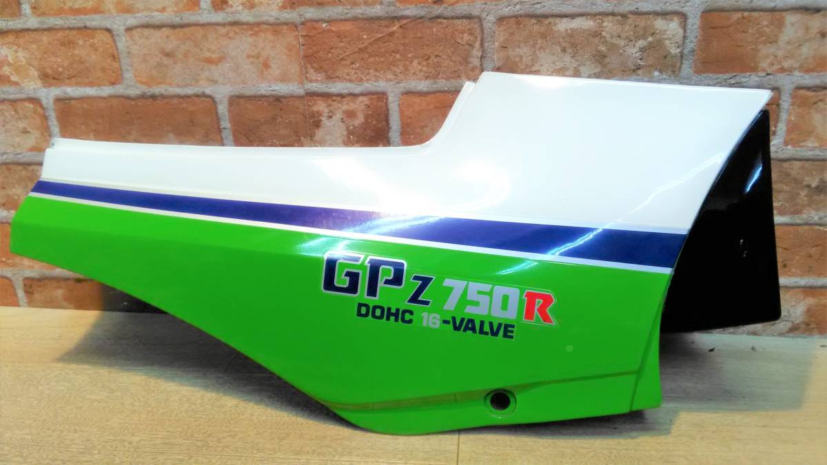 カワサキ GPz900R 純正サイドカバー右側 GPz750R ZX900