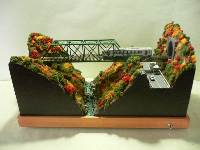 新品】ジオラマ車両展示台 ～紅葉のトラス橋～ 21cmX44cm 照明付きの