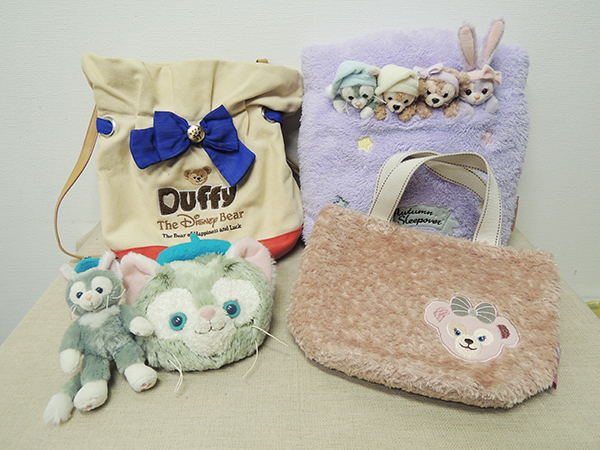 1円スタート ディズニー ダッフィー フレンズ クッション ダッフルバッグ トートバッグ パスケース ぬいぐるみバッジ 5点まとめて の落札情報詳細 ヤフオク落札価格情報 オークフリー スマートフォン版