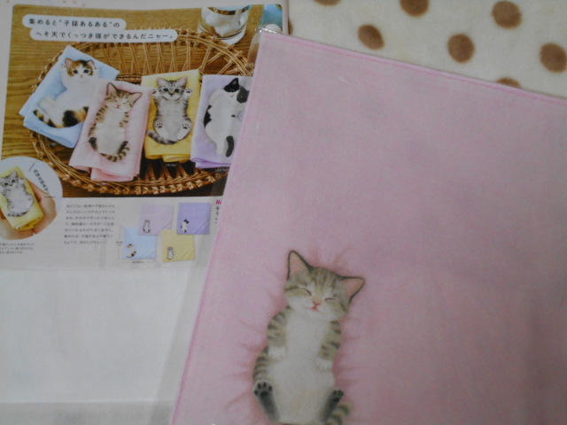 新品】♪フェリシモ 猫部*子猫がへそ天でごろ~ん タオルハンカチ 猫 即納在庫品 新品 フェリシモ 子猫がへそ天でごろ〜ん タオルハンカチ 三毛 ハンカチ