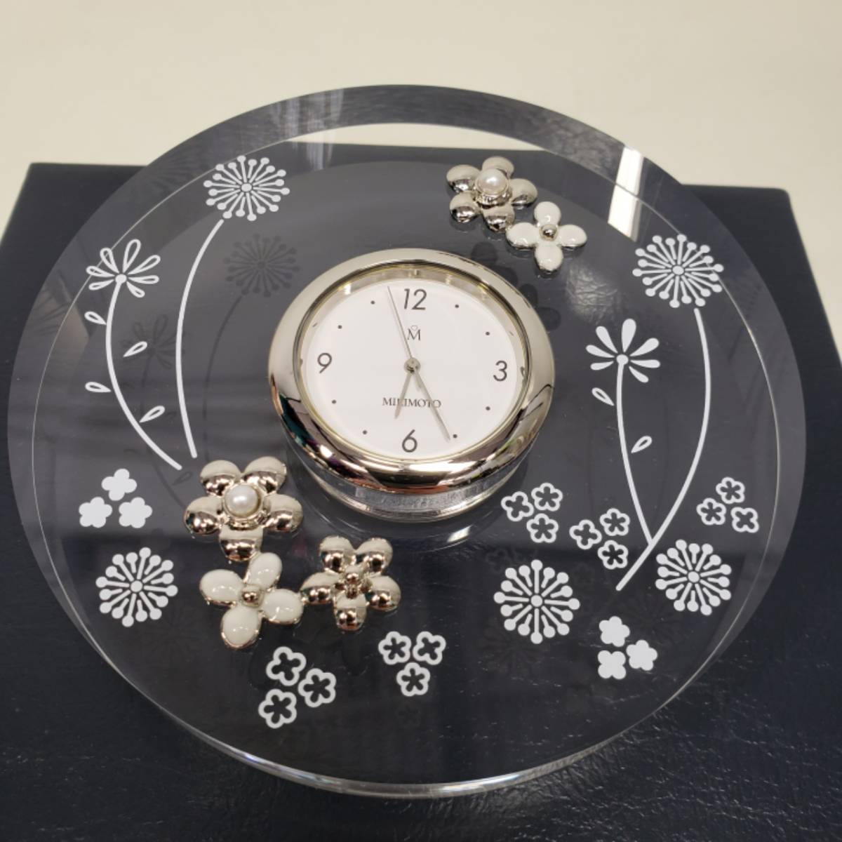 MIKIMOTO ミキモト インターナショナル置時計 フローラ柄（銀色）真珠付 未使用【動作OK】ミキモト 置き時計 フローラ パール付 シルバー 箱