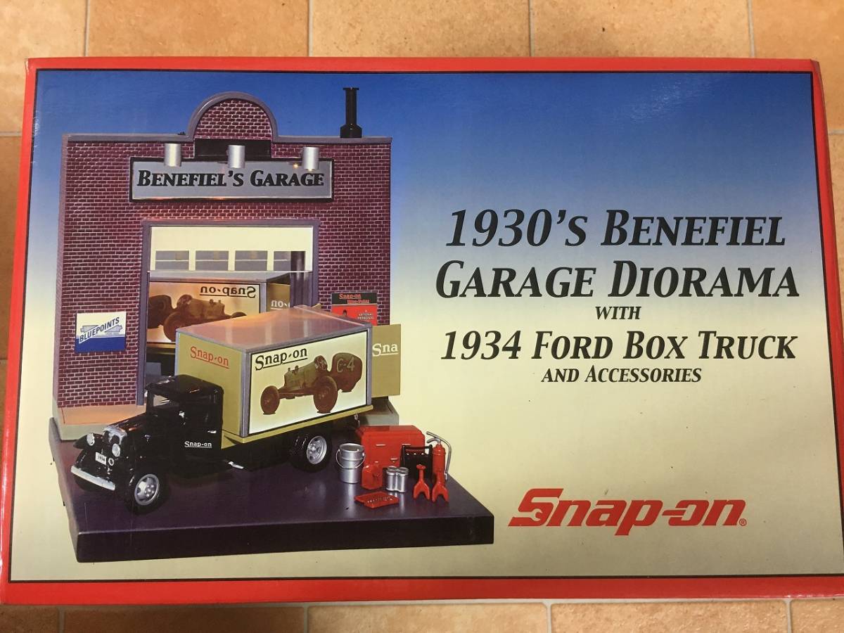 1934 FORD BOX TRUCK ジオラマ付きミニカー