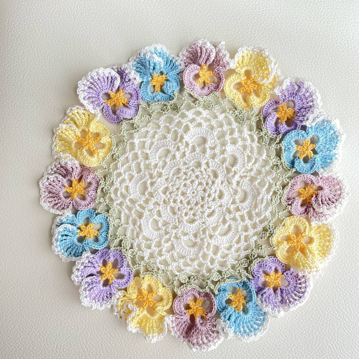 ドイリー1180❤️フラワーモチーフつる薔薇とパンジーのドイリー ✨大判53cm 新品】ハンドメイド＊パンジーのドイリー 紫×黄色×ピンク×青