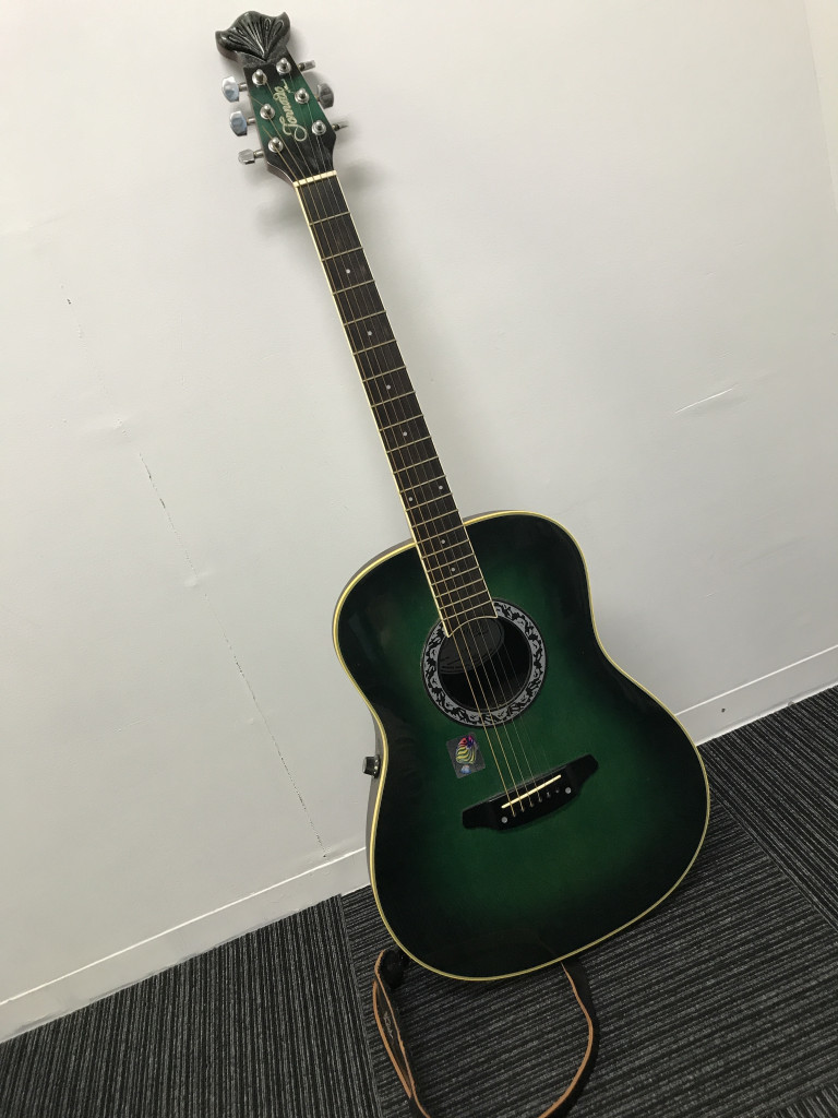 ギターはMOrris 傷汚れあり