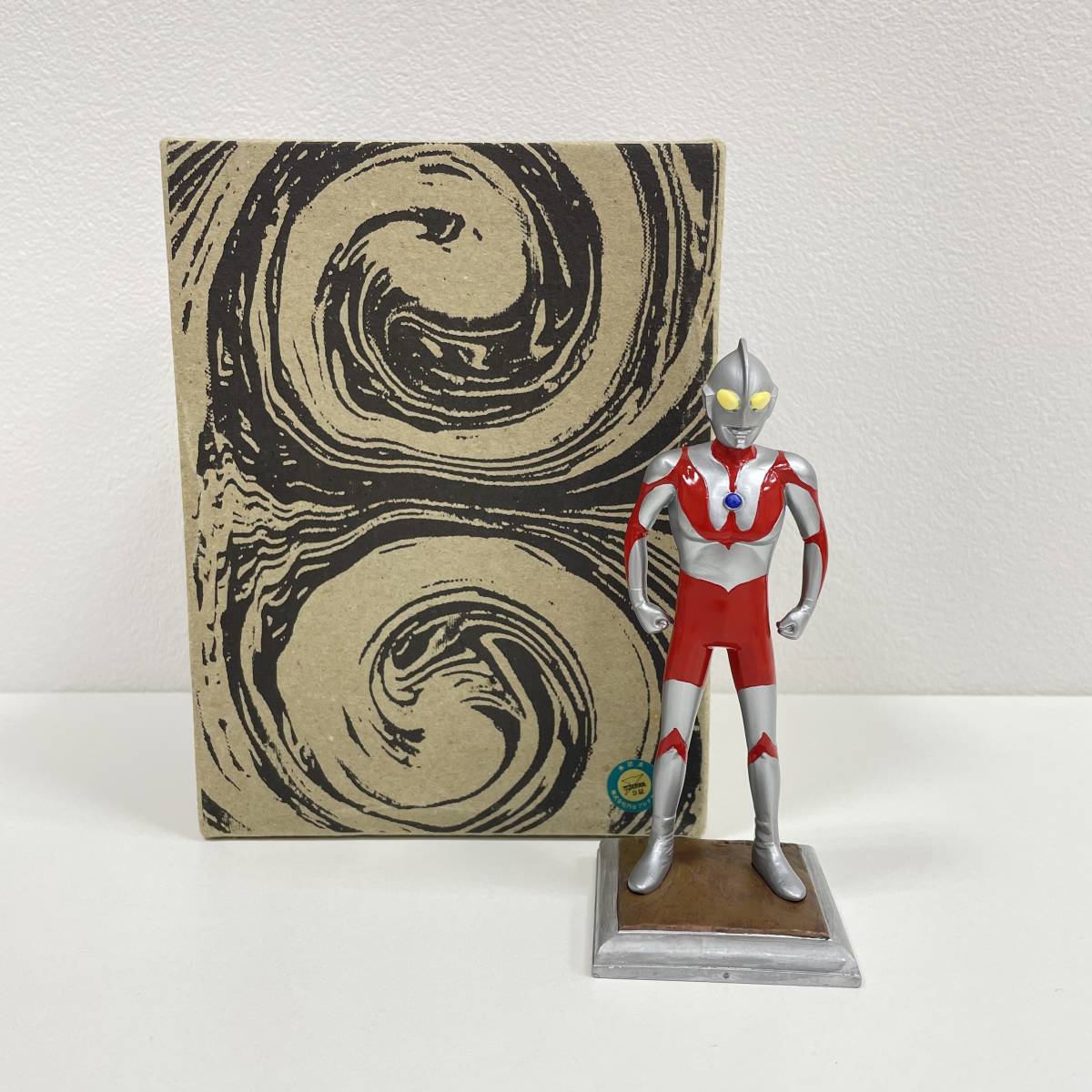 円谷英二氏とウルトラマン 「ウルトラマン」 1/12 ポリストーン製スタチュー 1/12スケール 円谷英二氏とウルトラマン ポリストーン