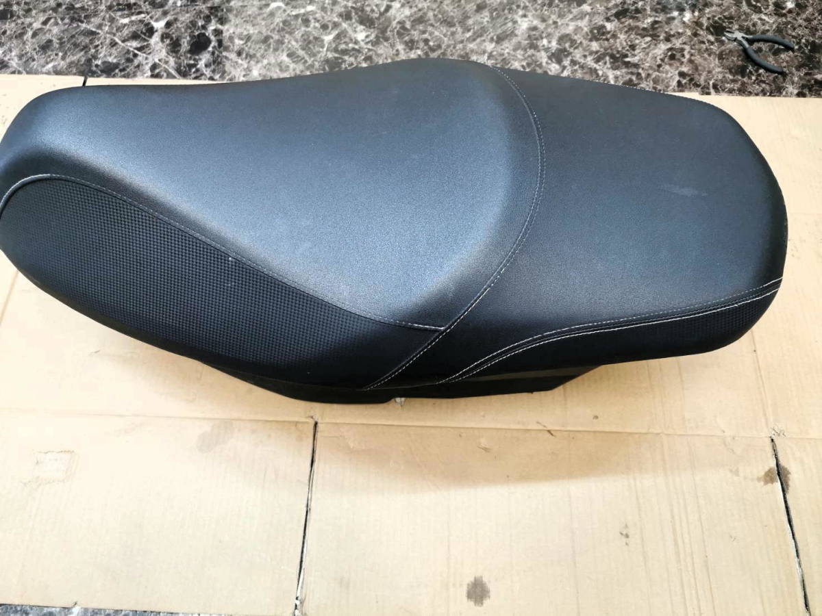 やや傷や汚れあり】☆KYMCO(キムコ) レーシングS125 シート♪の落札
