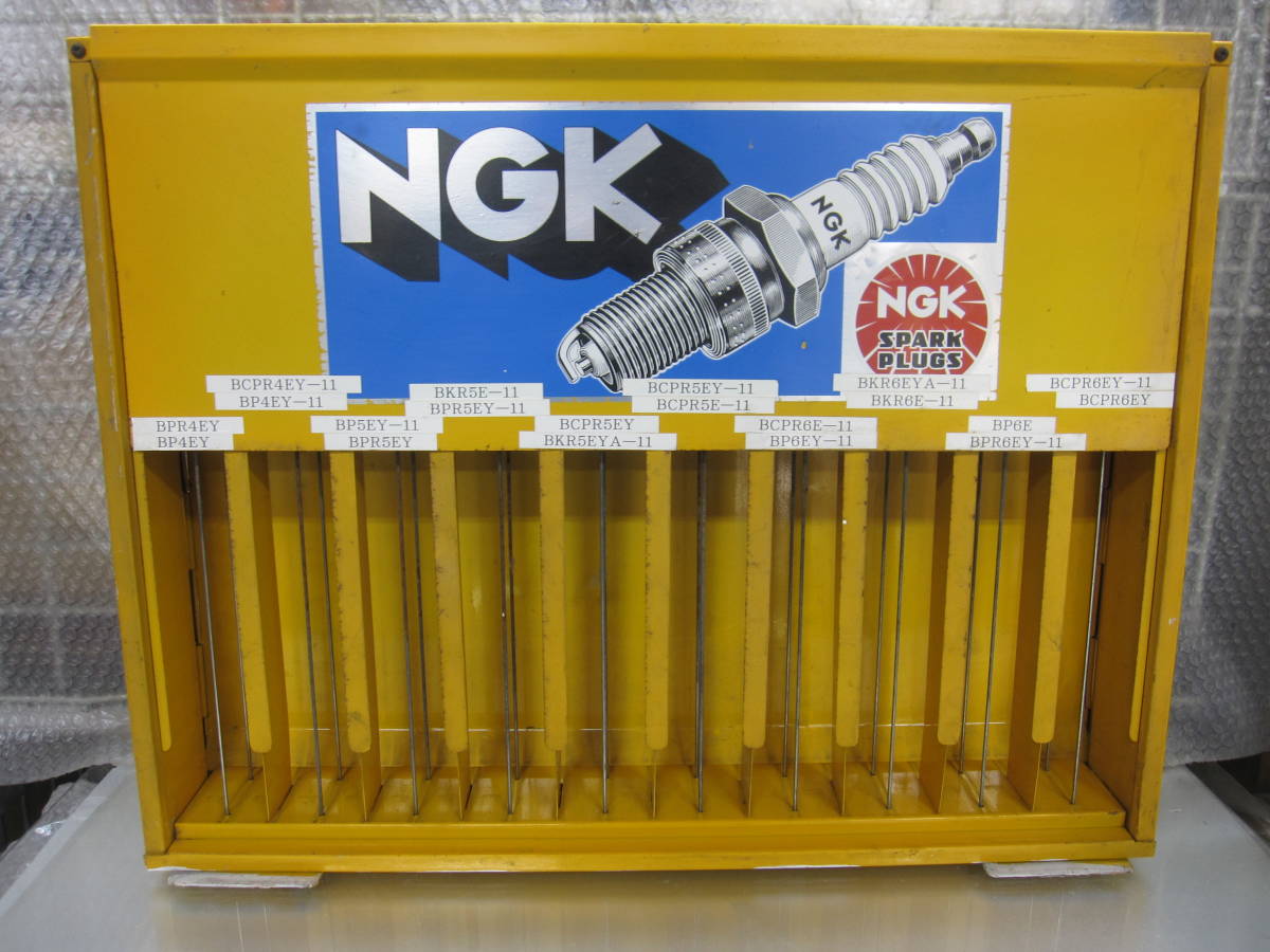 【やや傷や汚れあり】レア品・当時物！！☆NGK スパークプラグ専用 ディスプレイ収納ケース スチール製 ☆ガレージ壁掛けに エヌジーケー 什器