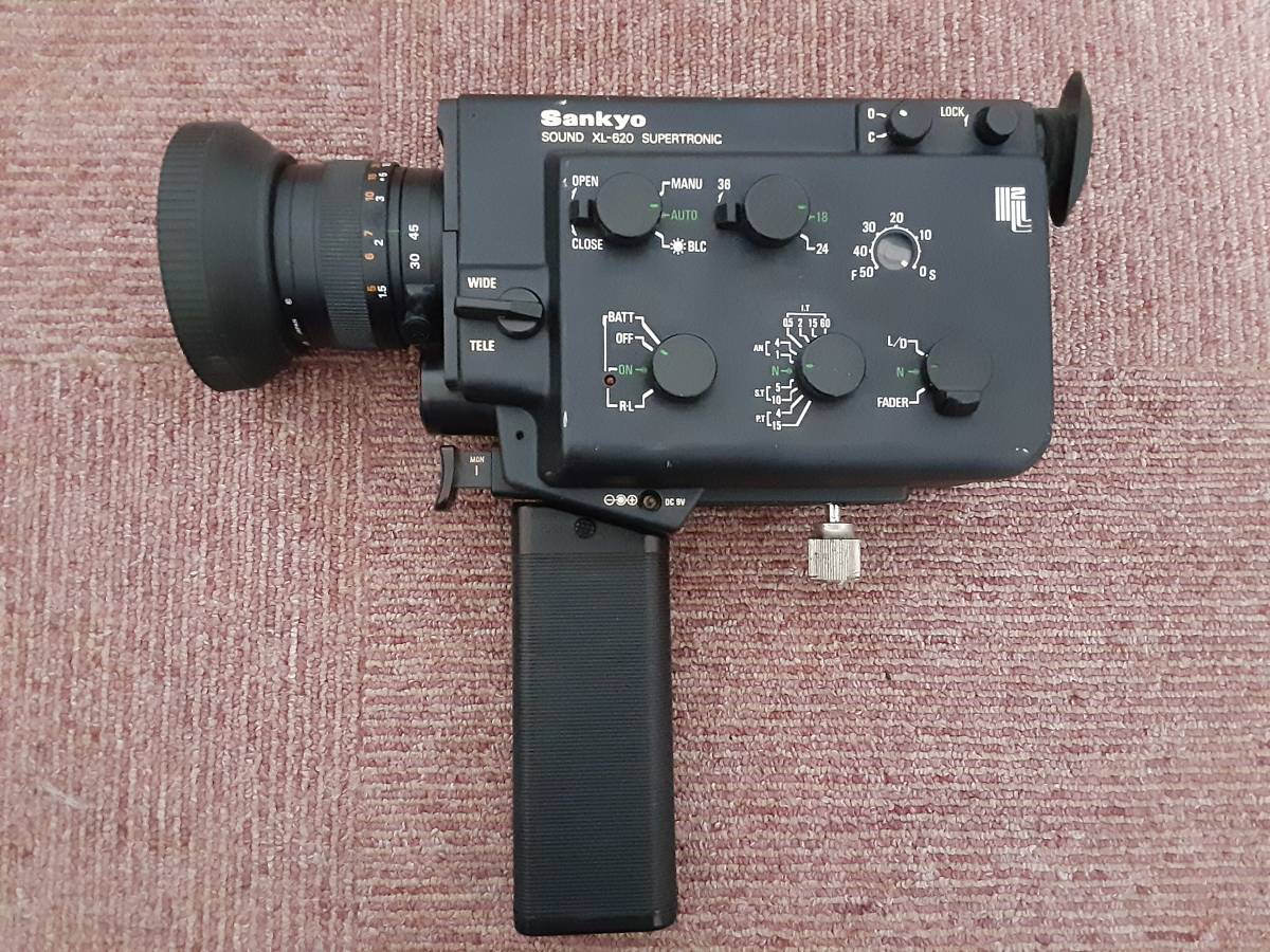 【8ミリカメラ】 Sankyo EM-60XL Sankyo EM 60 XL loading Super 8 film and batteries on Super