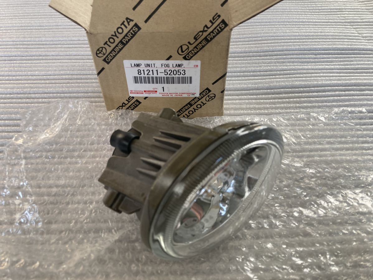 未使用】未使用新品トヨタ純正 フォグランプR 81211-52053 ハイエース 