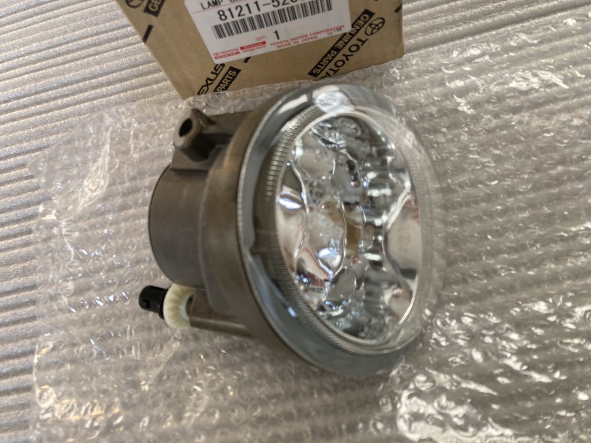 未使用】未使用新品トヨタ純正 フォグランプR 81211-52053 ハイエース 