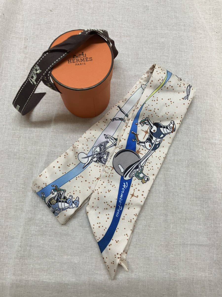 【未使用に近い】HERMES エルメス スペースダービー Space Derby ツイリー スカーフ シルク ホワイト系 新品同様 2022年