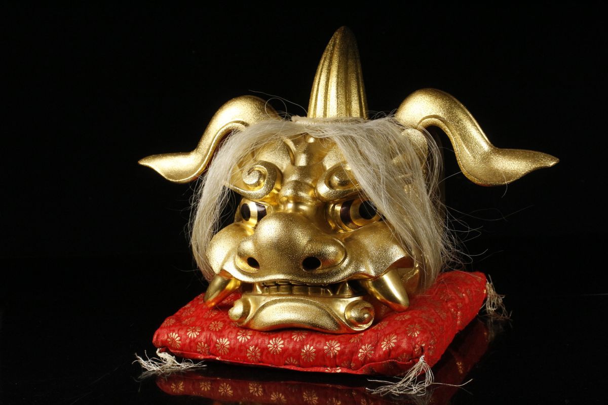 中古】【LIG】井波彫刻 荒井一吼作 木彫 金獅子 獅子頭 置物 共箱 [.QQ