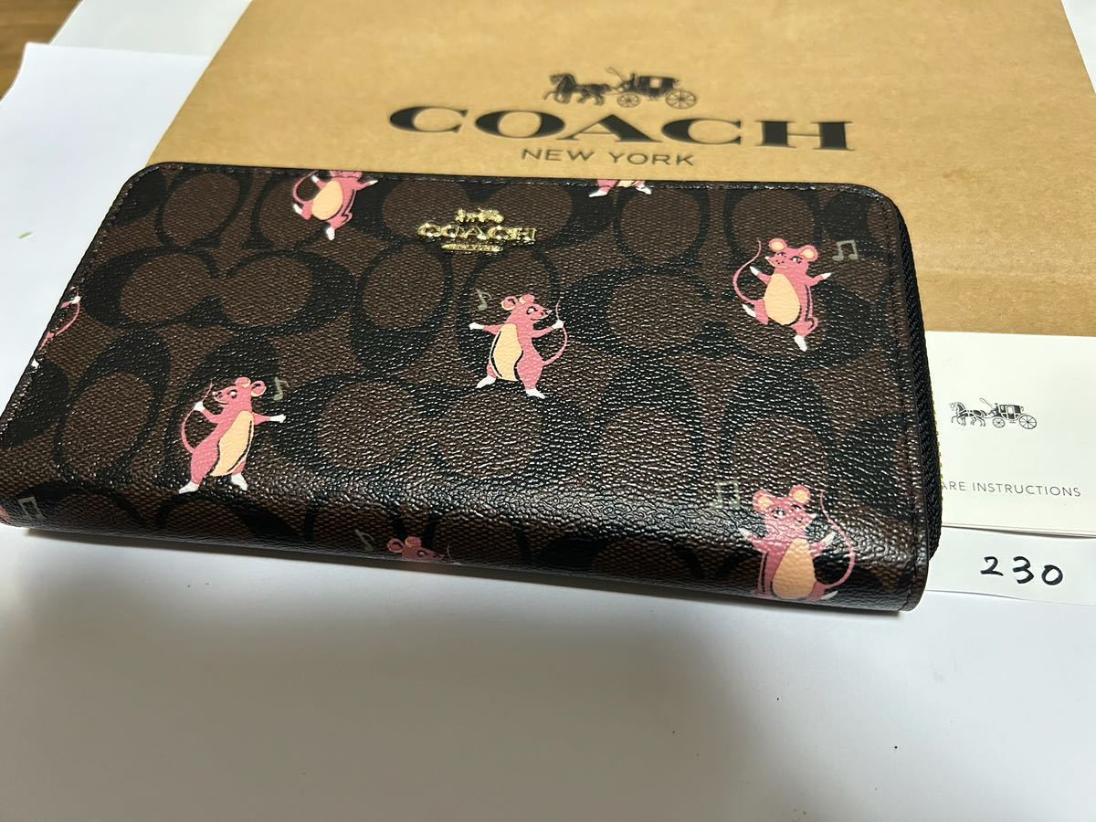 ☆レア・100周年限定！☆DISNEY X COACHコラボ 二つ折り財布 夢と魔法の世界観が融合したスペシャルアイテム！DISNEY x COACH
