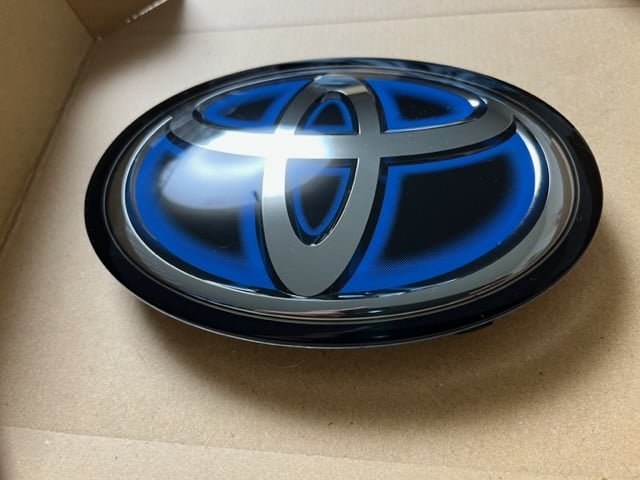 TOYOTA GOLD EMBLEM トヨタ ヒートブルー ゴールド エンブレム AQUA アクア カムリHYBRID TRD MODELLISTA モデリスタ TOM'S トムス