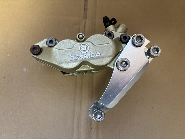SR400 ブレンボ brembo フロント ブレーキキャリパー（SR400