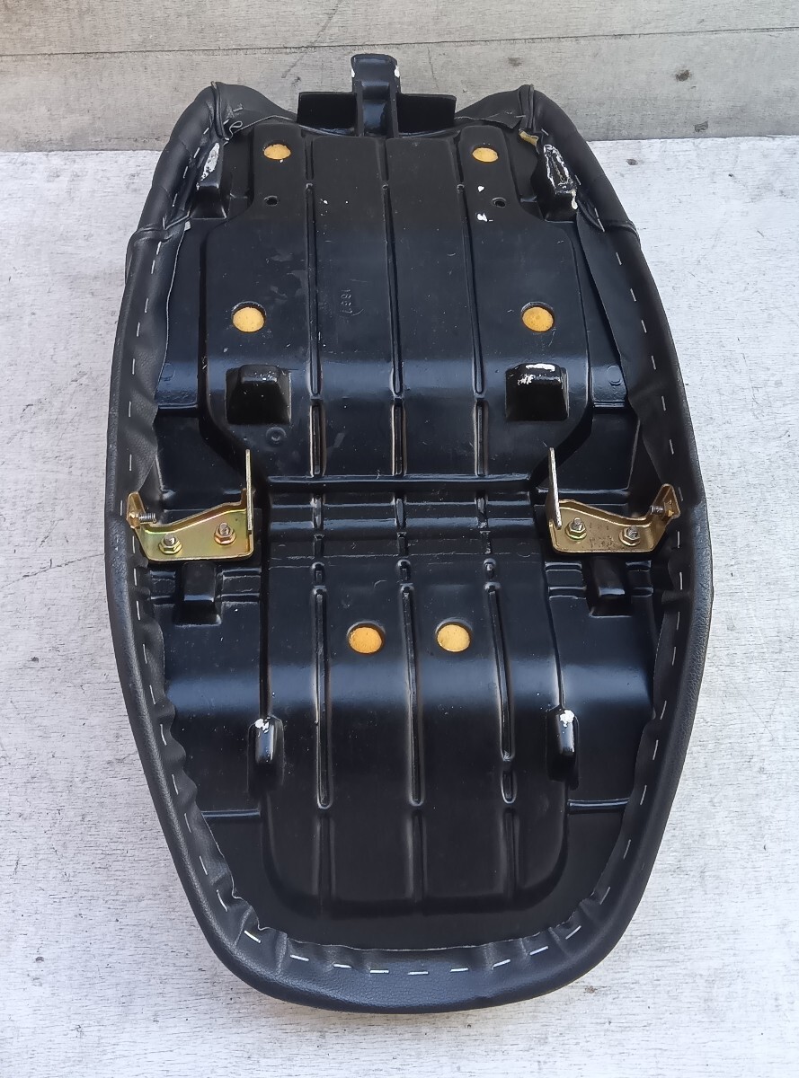 ゼファー1100チョビ三 段 シート 黒皮/タックロールRS車検 三段 ゼファー1100チョビ三 段 シート 黒皮&frasl;タックロールRS車検 三段 人気