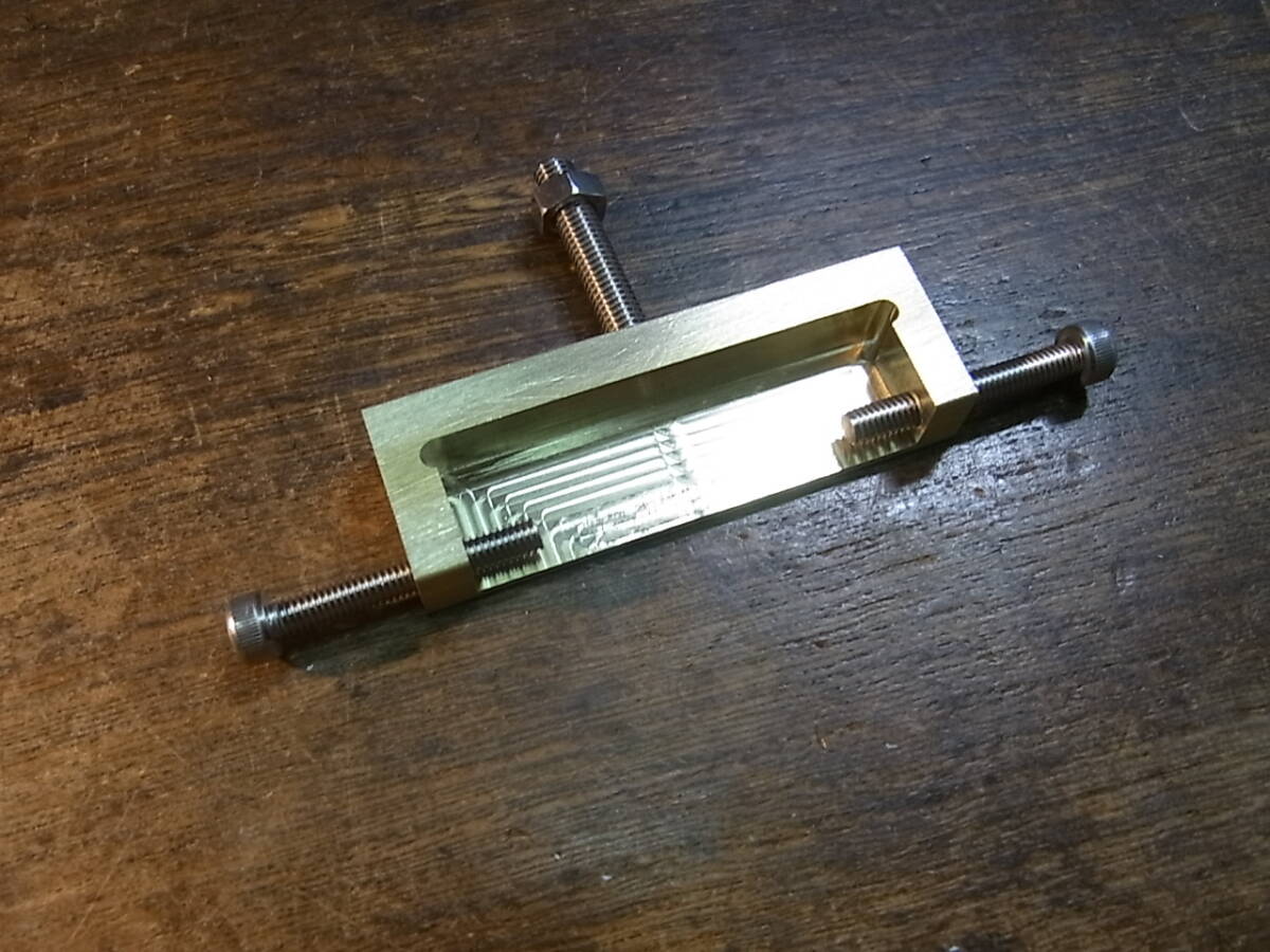 滑り止め付の活版刻印用ホルダー　皮革用　取付幅70㎜　レザークラフト　道具　六角レンチ付　 メタルスタンプホルダー　No.A-7-6　