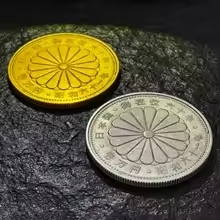 天皇陛下御在位６０年記念 ・2 枚セット★日本昭和 61 年★ゴールド/シルバー★アンティーク★観賞用・記念コインメダルの1番目の画像