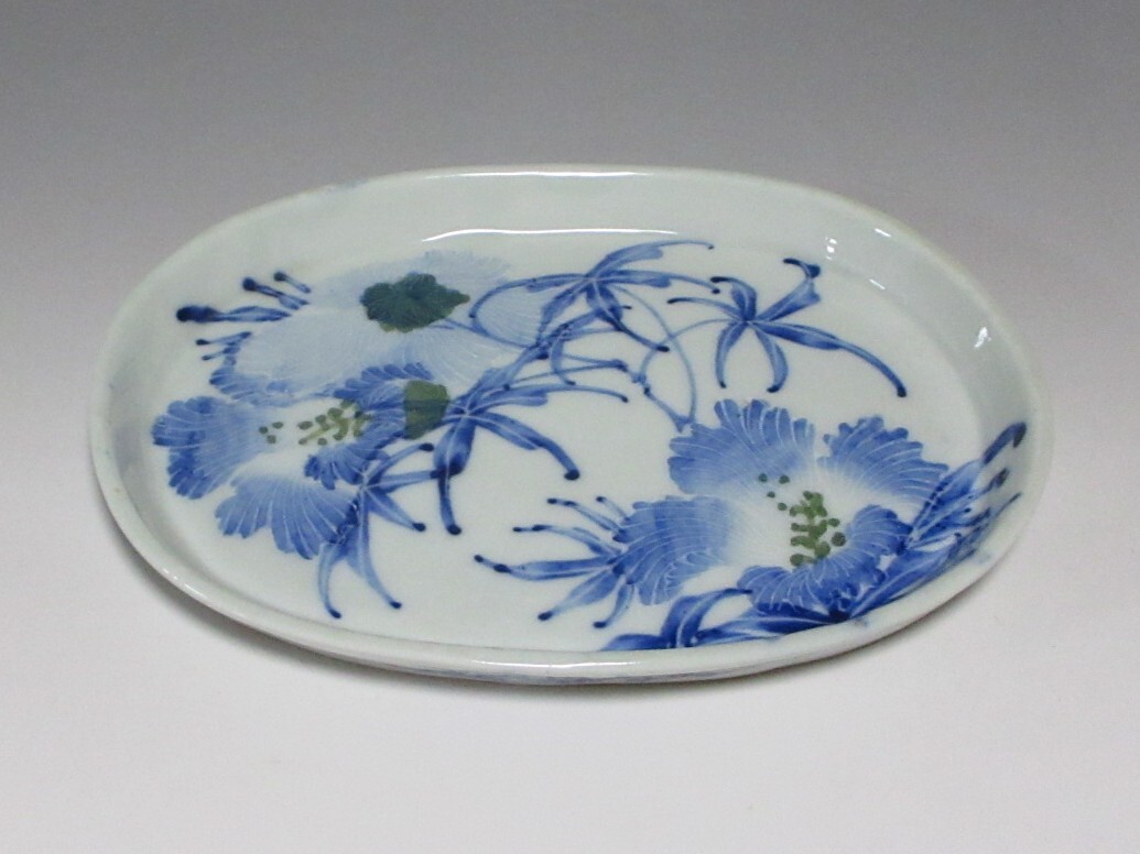 小ぶりな青磁に色絵花柄の植木鉢 伊万里焼/尾張焼/瀬戸焼/植木鉢/古鉢
