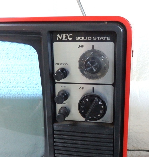 NEC 白黒 ブラウン管テレビ TV-12P61型 1975年製 中古 昭和レトロ 赤の