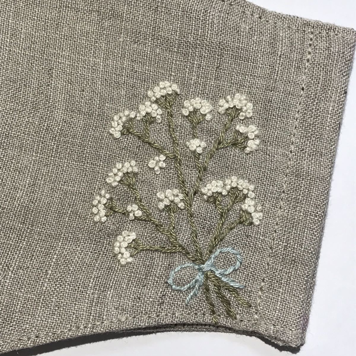 新品】夏用 ハンドメイド マスク☆手刺繍☆かすみ草 花 白☆リネン100 注目のブランド リネン×クレンゼ加工ダブルガーゼ ギャザーインナーマスク ハンドメイド その他