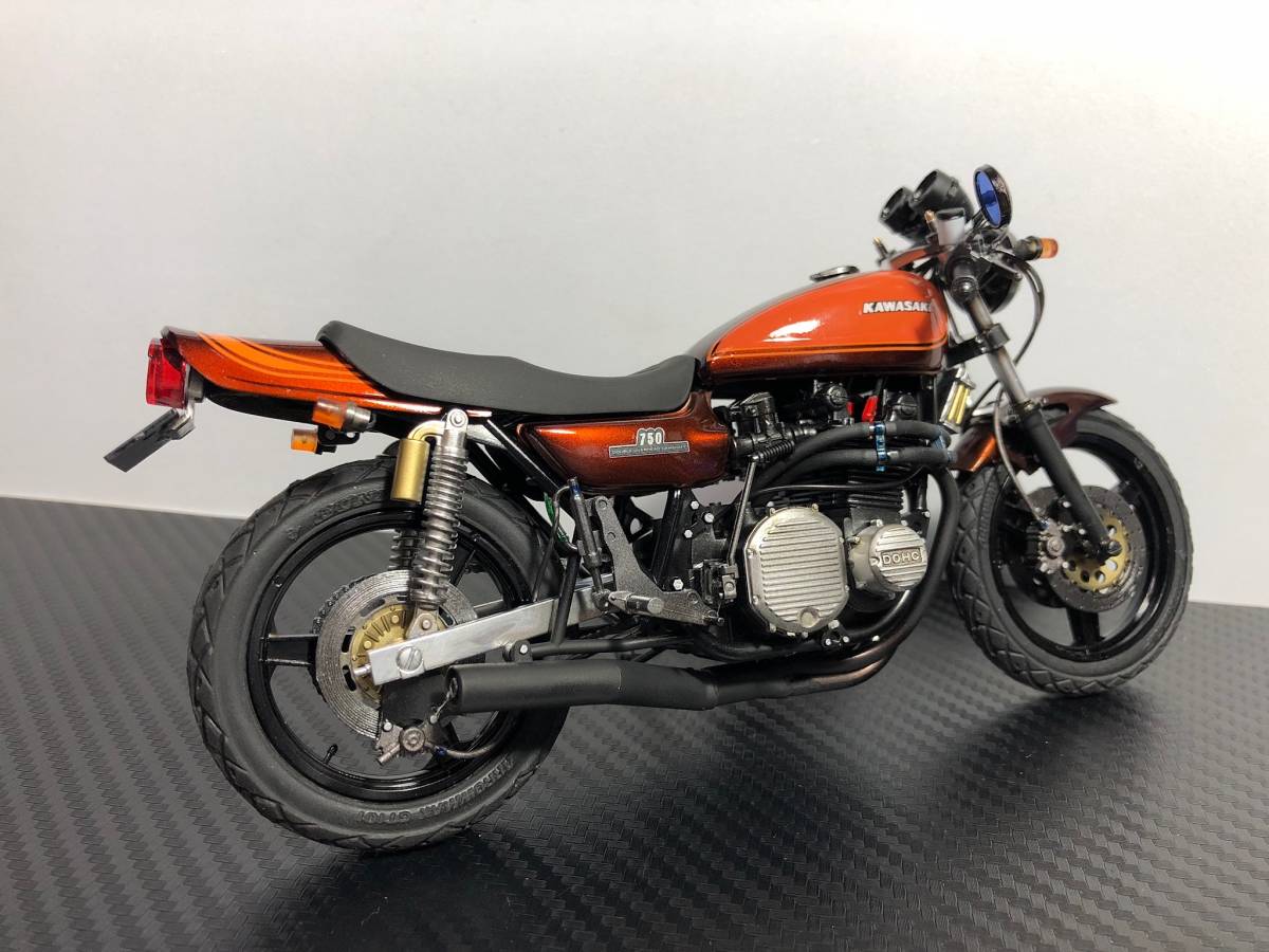 新品】 アオシマ 1/12 カワサキ 750RS改 Z2 火の玉カラー 塗装完成品