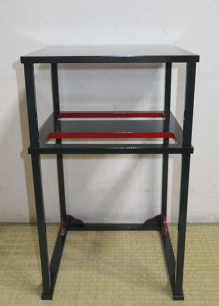未使用 茶道具 碌々斎好写 糸巻棚 二重棚 黒漆爪紅 組み立て式 元箱 送料無料 【茶道具/棚】 糸巻棚 碌々斎好写 保護シート付き 新品
