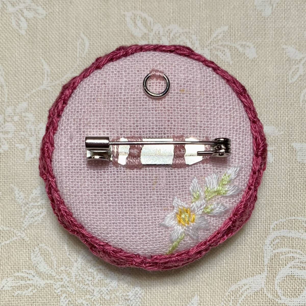 新品】ブローチ ハンドメイド 南天とシジュウカラ 四十雀 ナンテン