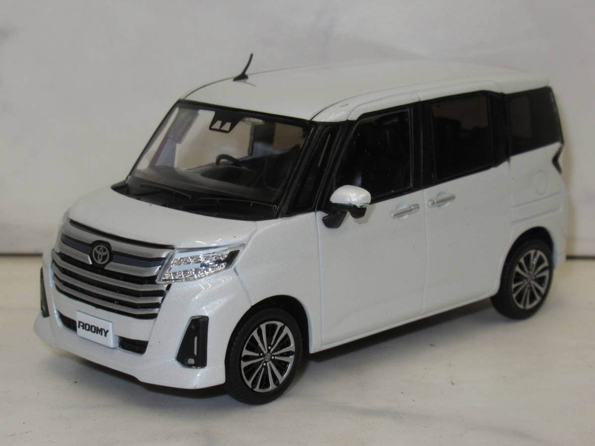 非売品！トヨタROOMY(ルーミー)店頭展示用1/30色見本ミニカー展示品 