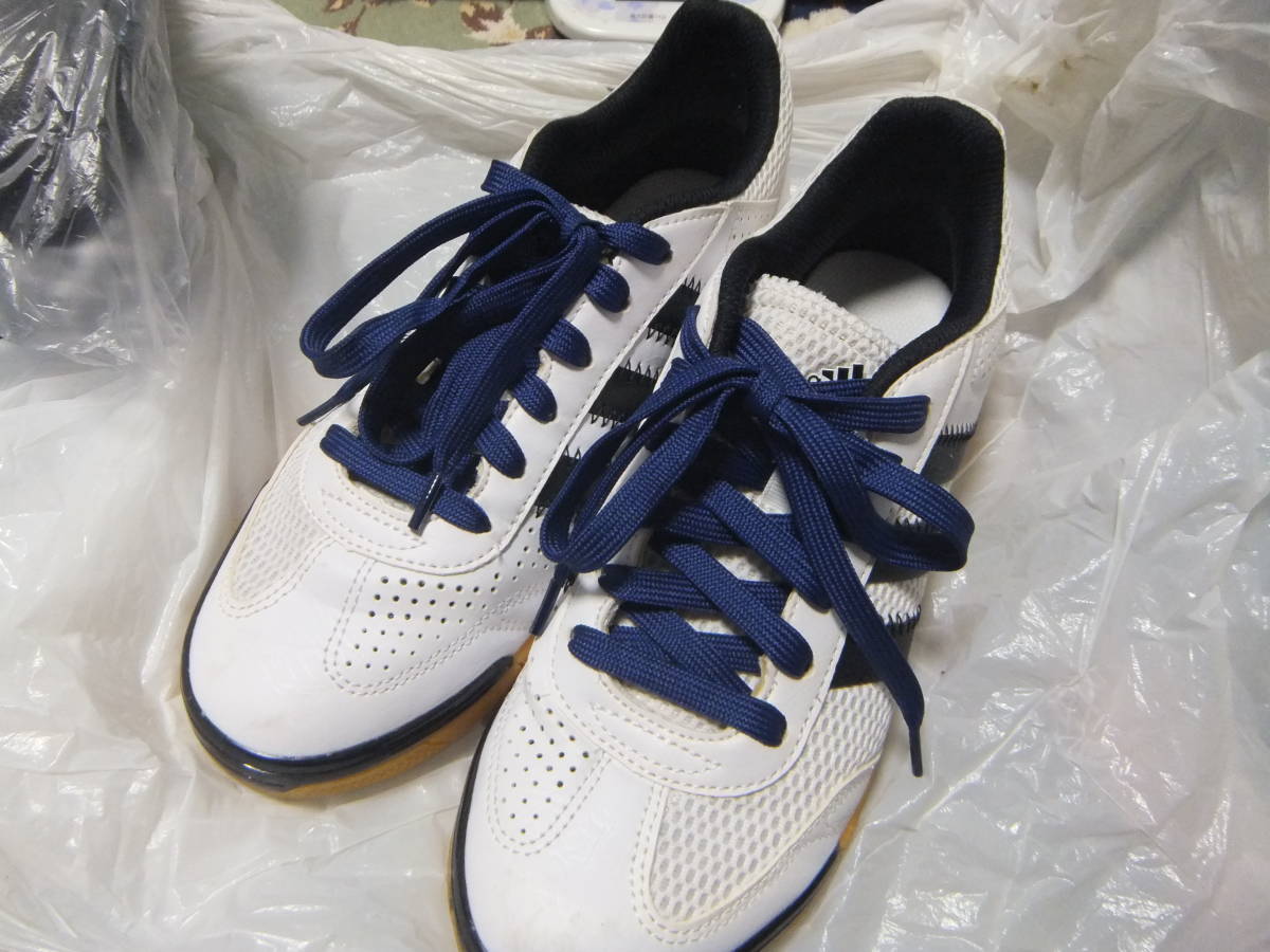 アディダス 23 5cm スニーカー 体育館シューズ インドア シューズ Q927 靴 く1050 の落札情報詳細 ヤフオク落札価格情報 オークフリー スマートフォン版