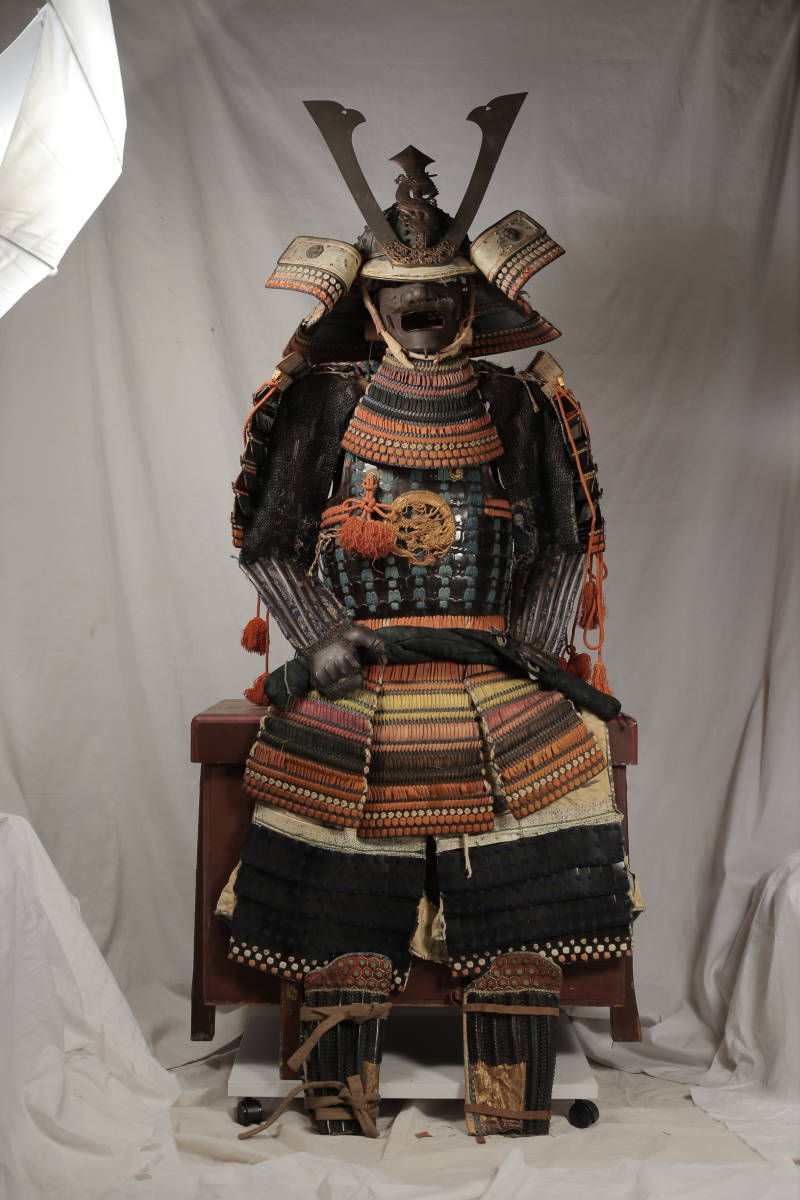 甲冑　現代版　等身大　前田家家紋入り　鎧櫃、鎧台付き 甲冑 現代版 等身大 前田家家紋入り 鎧櫃、鎧台付き - メルカリ