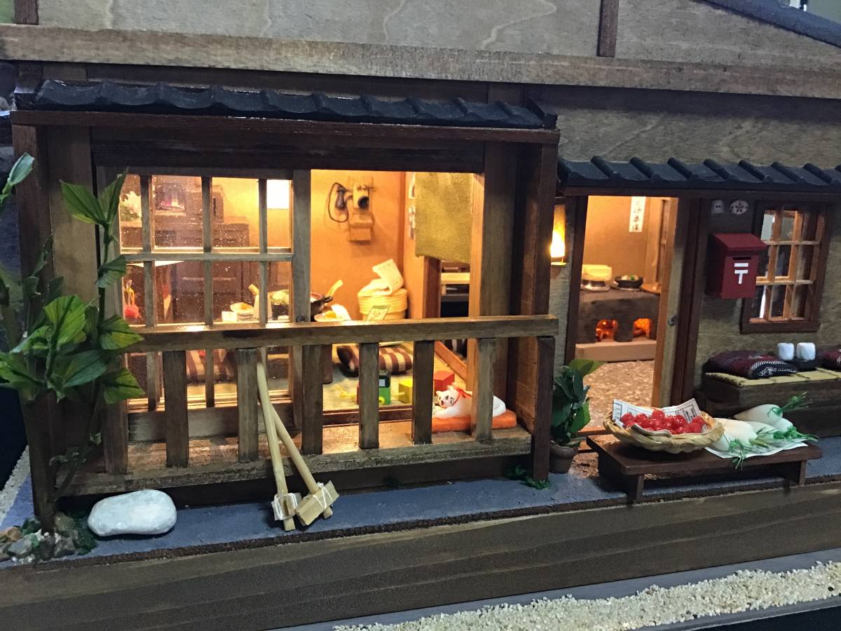 ドールハウス、ミニチュアハンドメイド 手作り ハンドメイド ドールハウス 2階建て、屋根、出窓、ボウ