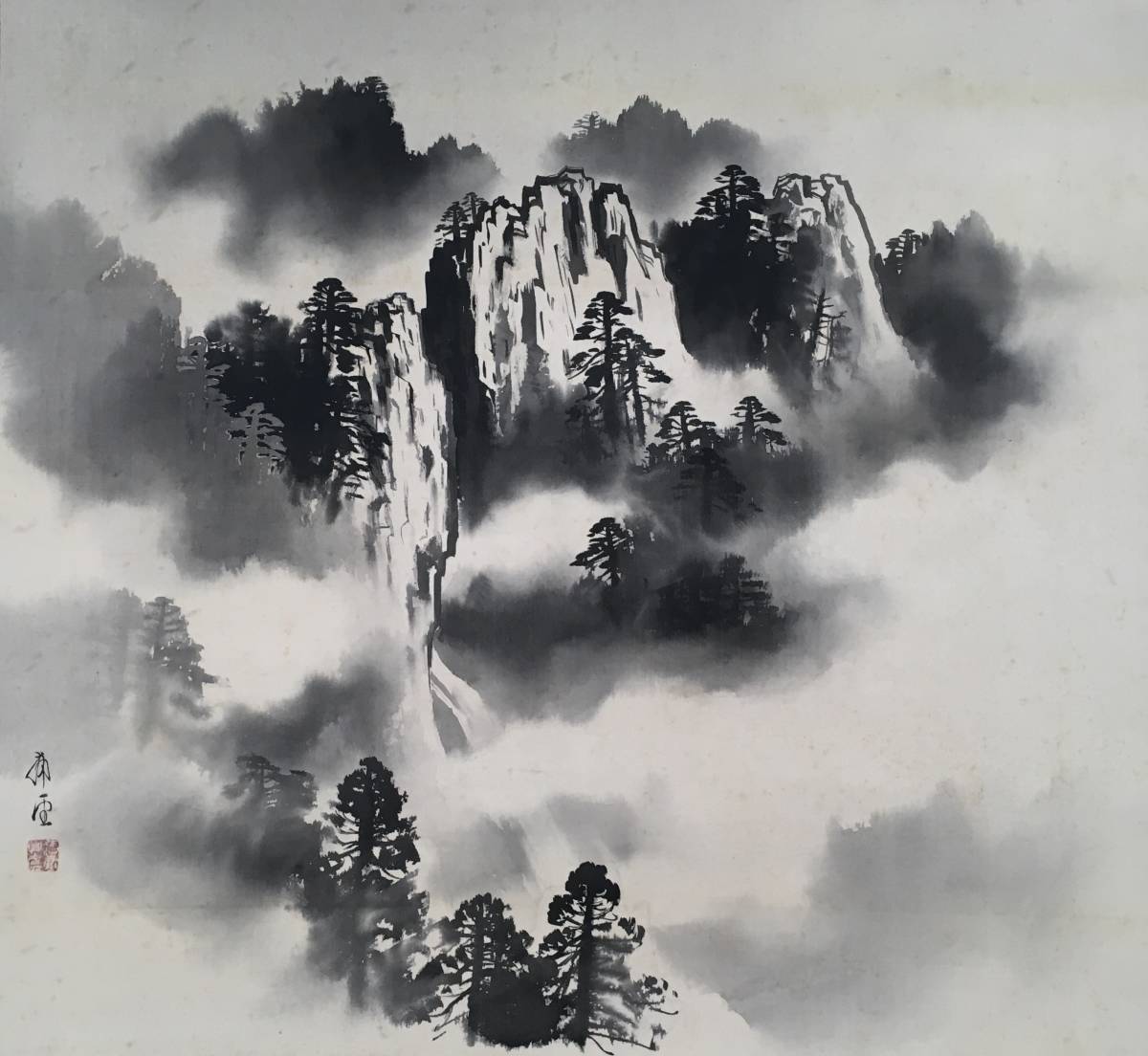 オレンジと黒の水墨画 山 山の赤い夕日の山水伝統的な水墨画墨絵。赤い日差しの日本のシンボル