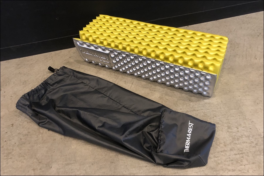 【やや傷や汚れあり】【送料無料】東京)THERMAREST サーマレスト Zライト ソル ZLITE SOL シルバー レモン スモールの