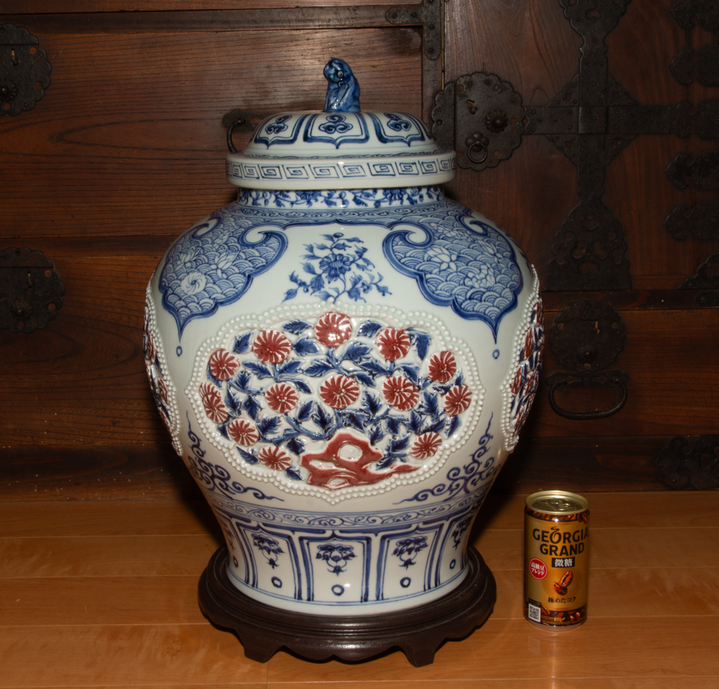 青花紅古美術 中国 故宮博物院証明書付。青花紅釉貼花花卉壺 置物 壺 やや傷や汚れあり】北京故宮博物院所蔵品 青花紅釉貼花花卉文壺