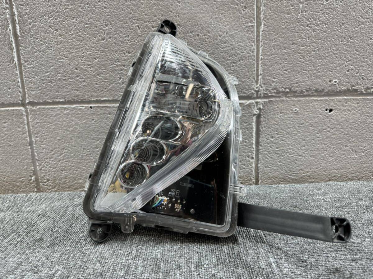 プリウス ZVW50 前期フォグライト 左右 KOITO 47-83