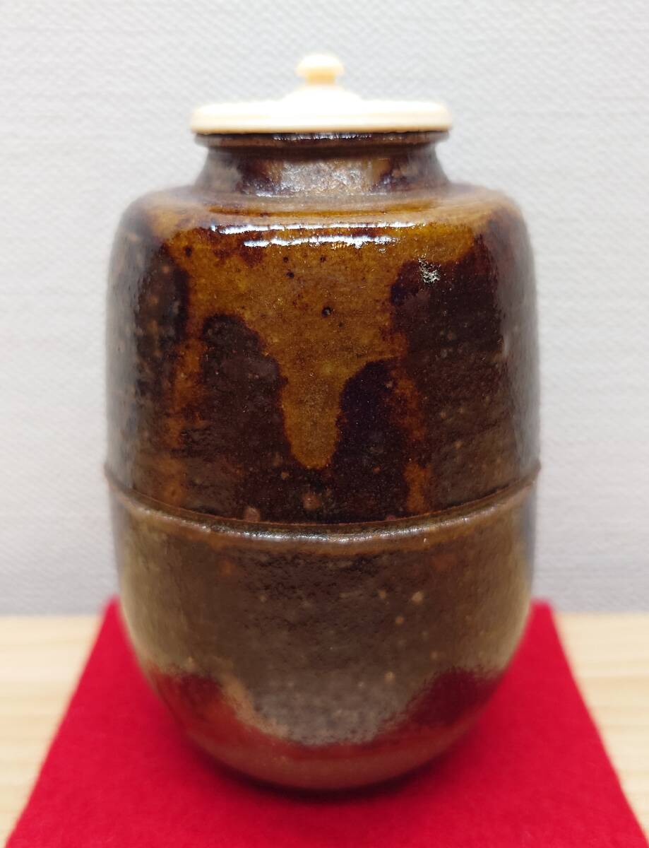 織部焼　瑞光窯　茶入　佐々木八十ニ造　共箱 黒織部茶入 瑞光窯 佐々木八十二（造）共箱 象牙蓋 仕覆（鶴ヶ岡